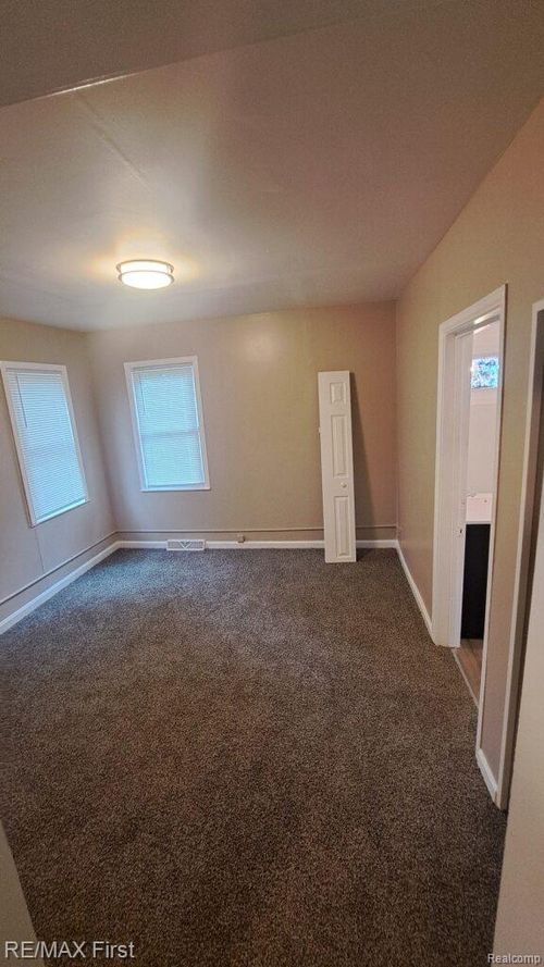 22002 Panama Ave, Warren, MI, 48091-5278 | Card Image