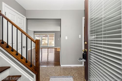 556 Bloomfield Ct, Birmingham, MI, 48009-1303 | Card Image