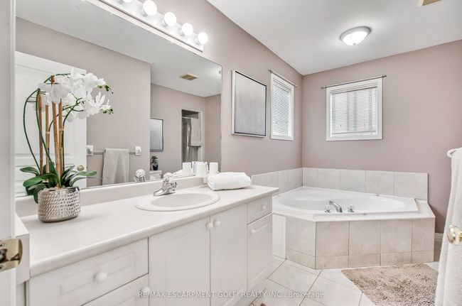 24 Diamond Crt, House other with 5 bedrooms, 3 bathrooms and 4 parking in Hamilton ON | Image 21