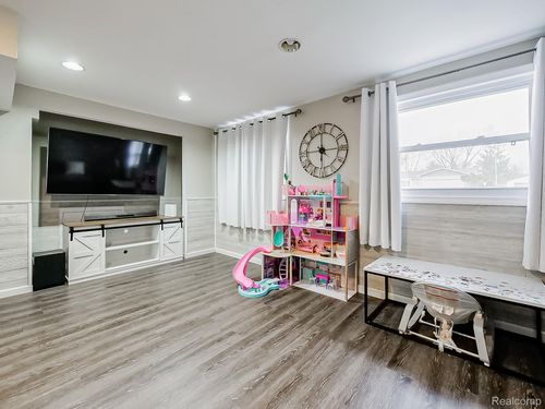 1420 Roxford Ave, Waterford, MI, 48328-4372 | Card Image