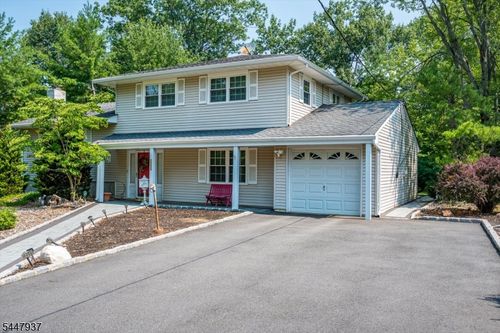 560 Wakefield Dr, Metuchen, NJ, 08840-1613 | Card Image