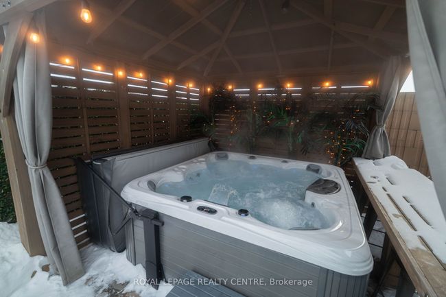 110 Simmons Blvd, House attached with 6 bedrooms, 3 bathrooms and 4 parking in Brampton ON | Image 34