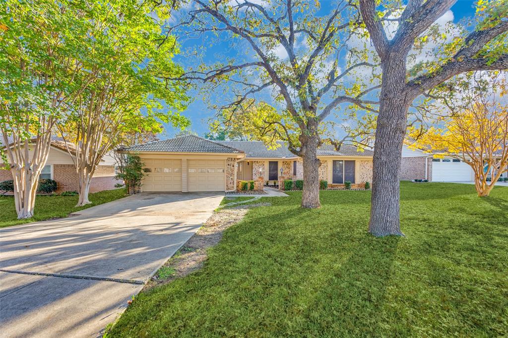 Pleasant Forest St, Arlington, TX 76015