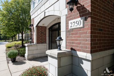 205 - 2750 Commons Drive, Condo with 2 bedrooms, 2 bathrooms and 1 parking in Glenview IL | Image 2