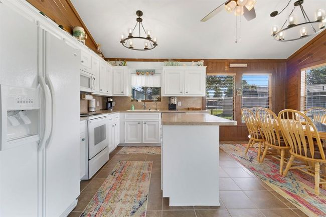 Modern finishes with great views. | Image 20
