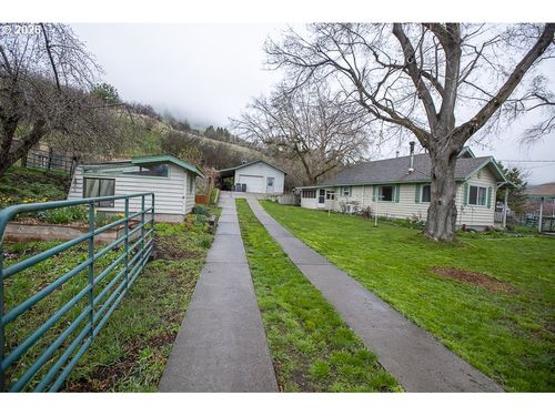 204 Crook Ave, La Grande, OR, 97850-1717 | Card Image