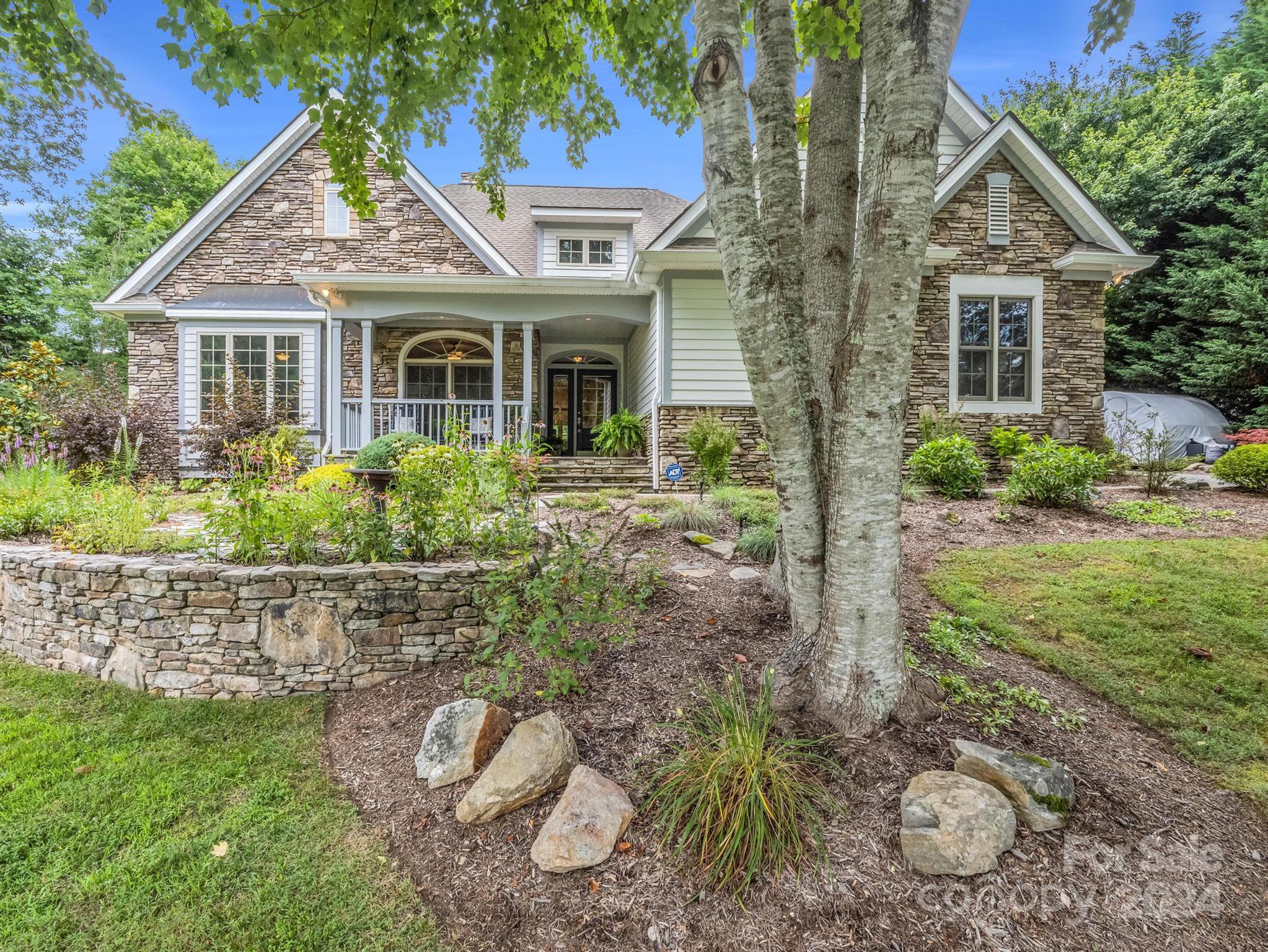 Willow Place Cir, Hendersonville, NC 28739