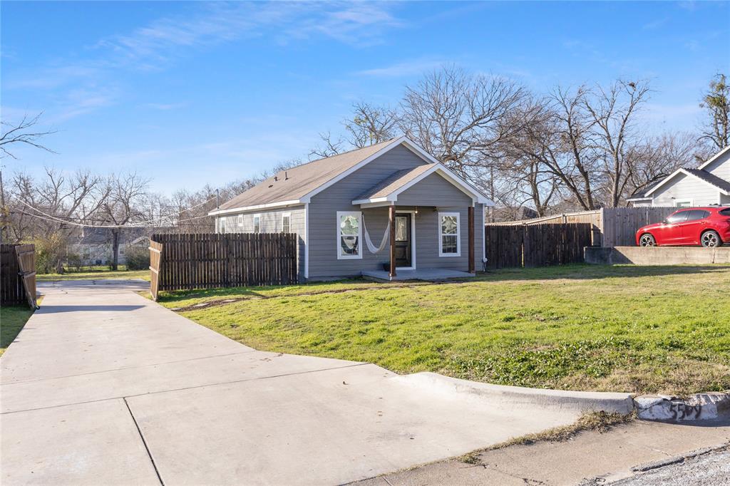 Dartmouth Ave, River Oaks, TX 76114