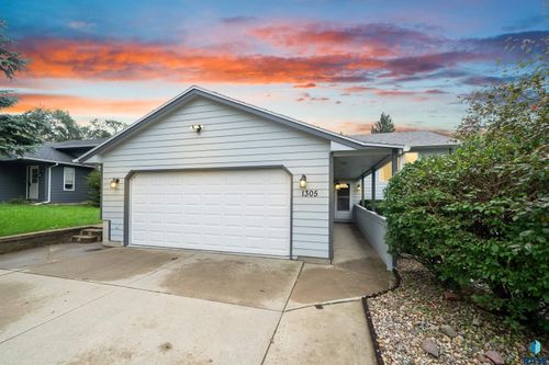 1305 E Old Hickory Pl Place, Sioux Falls, SD, 57104-6175 | Card Image