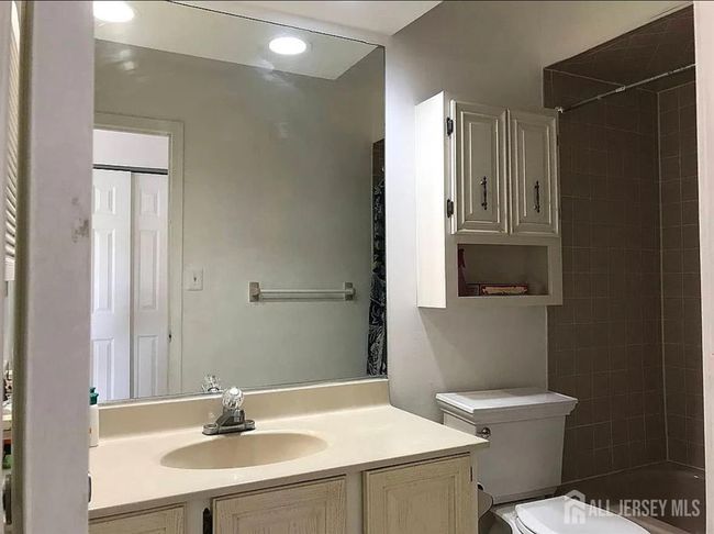 604 Woodbridge Commons Way, Townhouse with 2 bedrooms, 2 bathrooms and null parking in Iselin NJ | Image 6