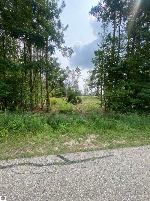 413 Maplebrooke Ln, Cadillac, MI, 49601-8784 | Card Image