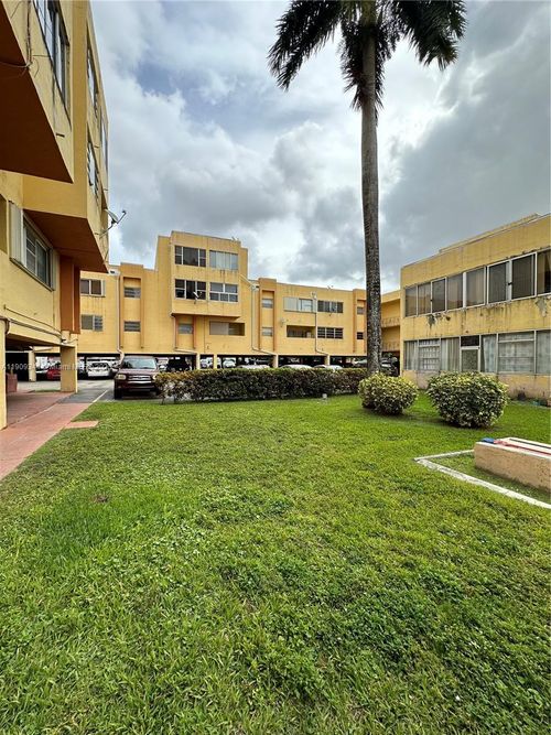apt-234-1555 W 44th Pl, Hialeah, FL, 33012-7838 | Card Image