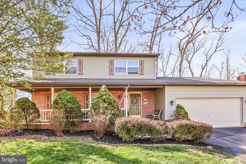 10 Amanda Ave, HANOVER, PA, 17331-9272 | Card Image