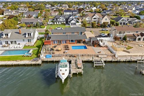 116 Lucinda Dr, Babylon, NY, 11702-3706 | Card Image
