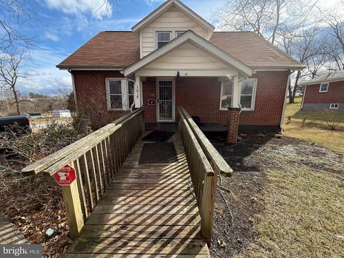 1015 W Washington St, WYTHEVILLE, VA, 24382-2451 | Card Image