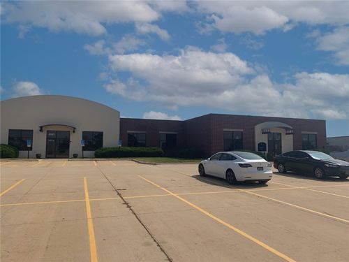 ste-e-4935 Bowling St Sw, Cedar Rapids, IA, 52404-5027 | Card Image