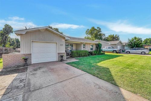 309 S 24th St, Clinton, OK, 73601-3711 | Card Image
