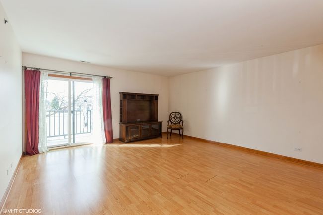 APT-201 - 550 75 Th St, Condo with 2 bedrooms, 2 bathrooms and 1 parking in Downers Grove IL | Image 4