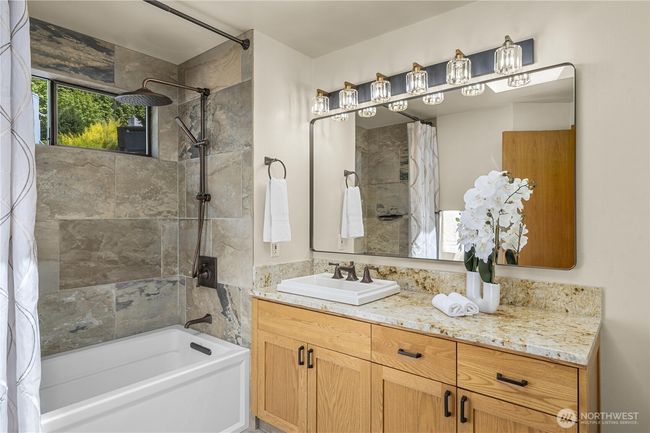 13707 Se 51 St Pl, House other with 4 bedrooms, 4 bathrooms and 2 parking in Bellevue WA | Image 23