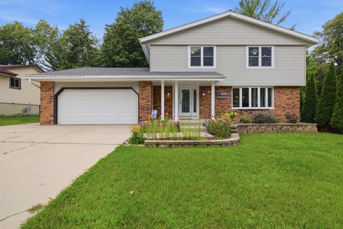 704 Mulberry Drive W, West Bend, WI, 53090 | Card Image