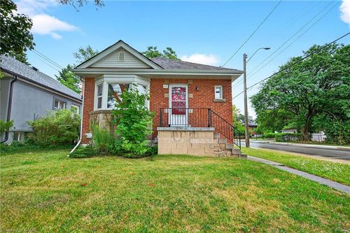 17 W 3rd St, Hamilton, ON, L9C3J5 | Card Image