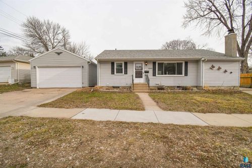 2200 W 28th St Street, Sioux Falls, SD, 57105 | Card Image