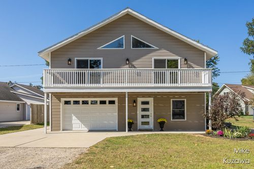 517 Pine St, Spring Lake, MI, 49456-2623 | Card Image