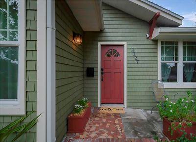 An adorable front stoop! | Image 3