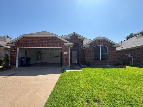6711 Kinross Dr, Arlington, TX, 76002-5570 | Card Image