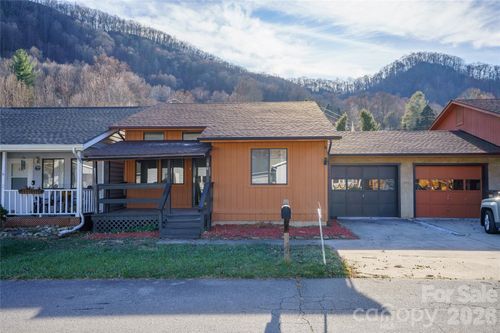 94 Market St, Maggie Valley, NC, 28751-8594 | Card Image