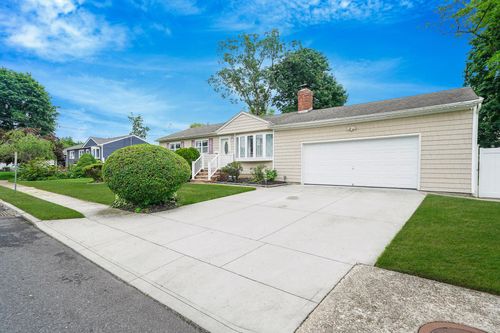 53 1st St, Islip, NY, 11751-4305 | Card Image