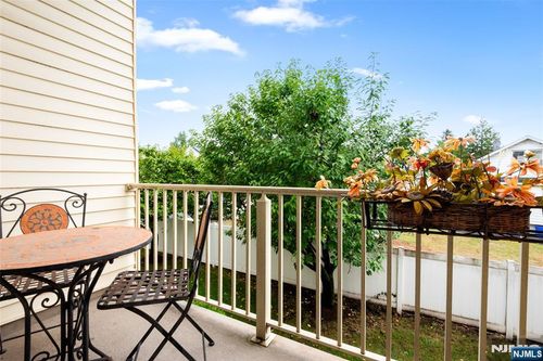 520 Victor St, Saddle Brook, NJ, 07663-6123 | Card Image