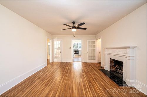 815 6th Ave Sw, Hickory, NC, 28602-3212 | Card Image