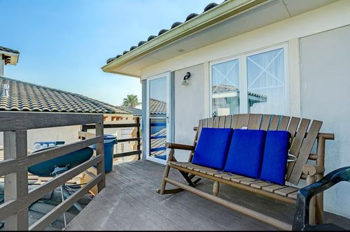 135 1st St, San Leon, TX, 77539-2427 | Card Image
