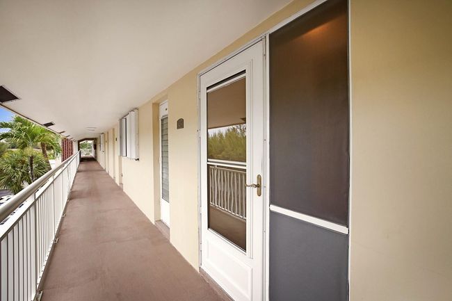 APT-343 - 1951 Ne 39 Th St, Condo with 2 bedrooms, 2 bathrooms and null parking in Lighthouse Point FL | Image 5