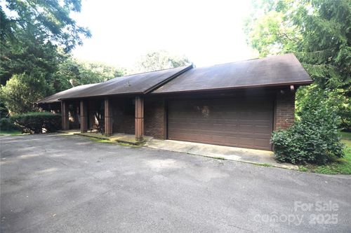 501 Locust Grove Dr, Waynesville, NC, 28785-9820 | Card Image