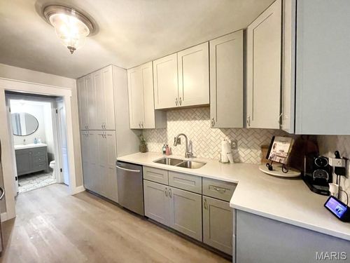 325 Fox Village Ct, Ballwin, MO, 63021-6119 | Card Image