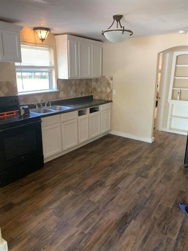 930 Red River St, House other with 3 bedrooms, 1 bathrooms and 2 parking in Lockhart TX | Image 4
