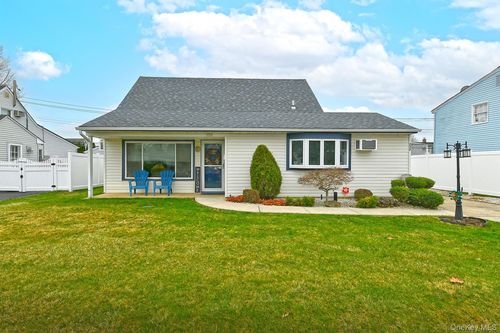 232 Old Farm Rd, Levittown, NY, 11756-2900 | Card Image