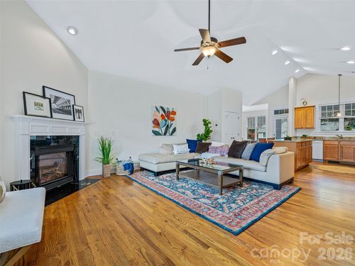 1 Craftsman Cir, Asheville, NC, 28805-8216 | Card Image