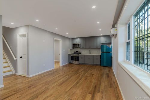 7036 70th St, Glendale, NY, 11385-7311 | Card Image
