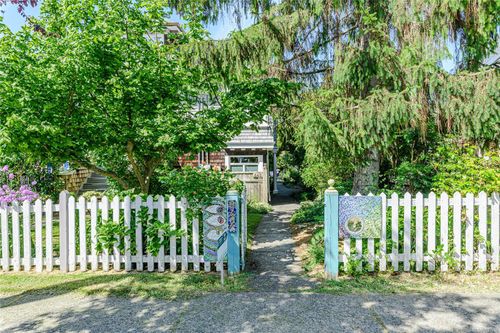 842 Princess Ave, Victoria, BC, V8T1K8 | Card Image