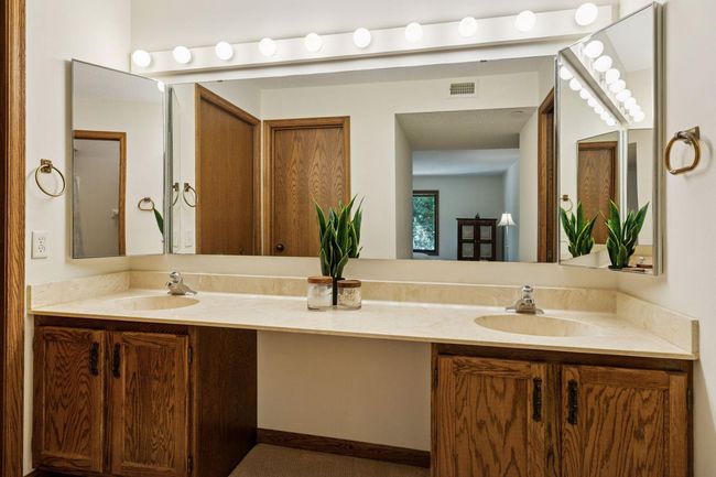 Large primary bath | Image 15