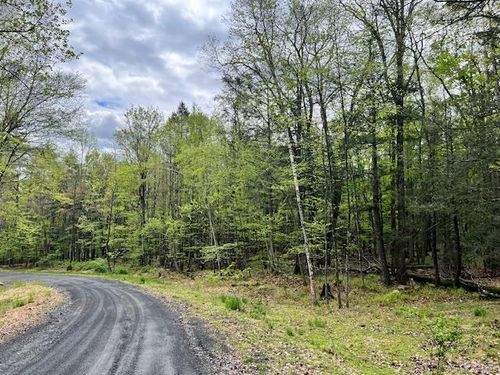 801 Oakwood Cir, Kingston, NY, 12401-5354 | Card Image