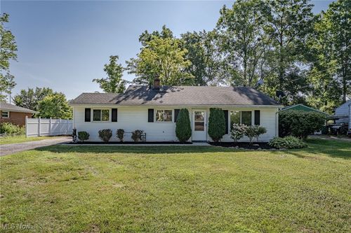 329 Cynthia Dr, Chardon, OH, 44024-1416 | Card Image