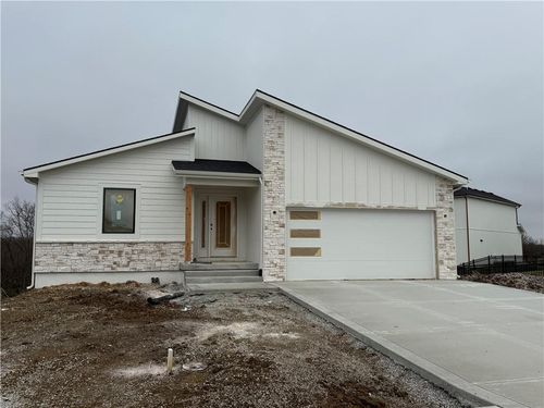 704 Se 21st St, Oak Grove, MO, 64075-8642 | Card Image