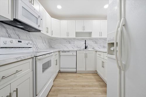 apt-124-6960 Nw 186th St, Hialeah, FL, 33015-3222 | Card Image