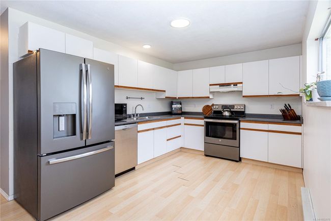 Kitchen with gorgeous appliances | Image 11