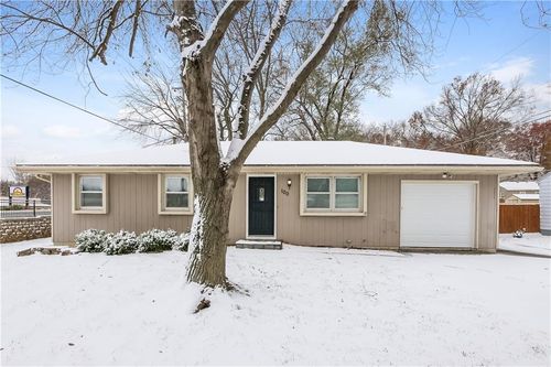 100 Woodland Rd, Lansing, KS, 66043-1237 | Card Image