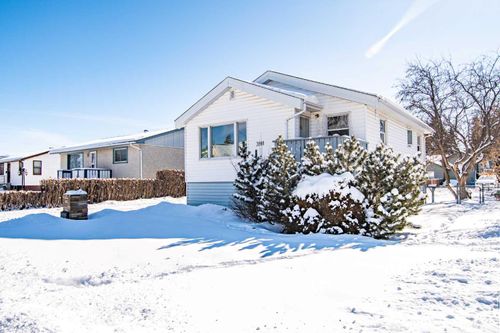 3911 45 Street, Home with 3 bedrooms, 2 bathrooms and 1 parking in Red Deer AB | Card Image